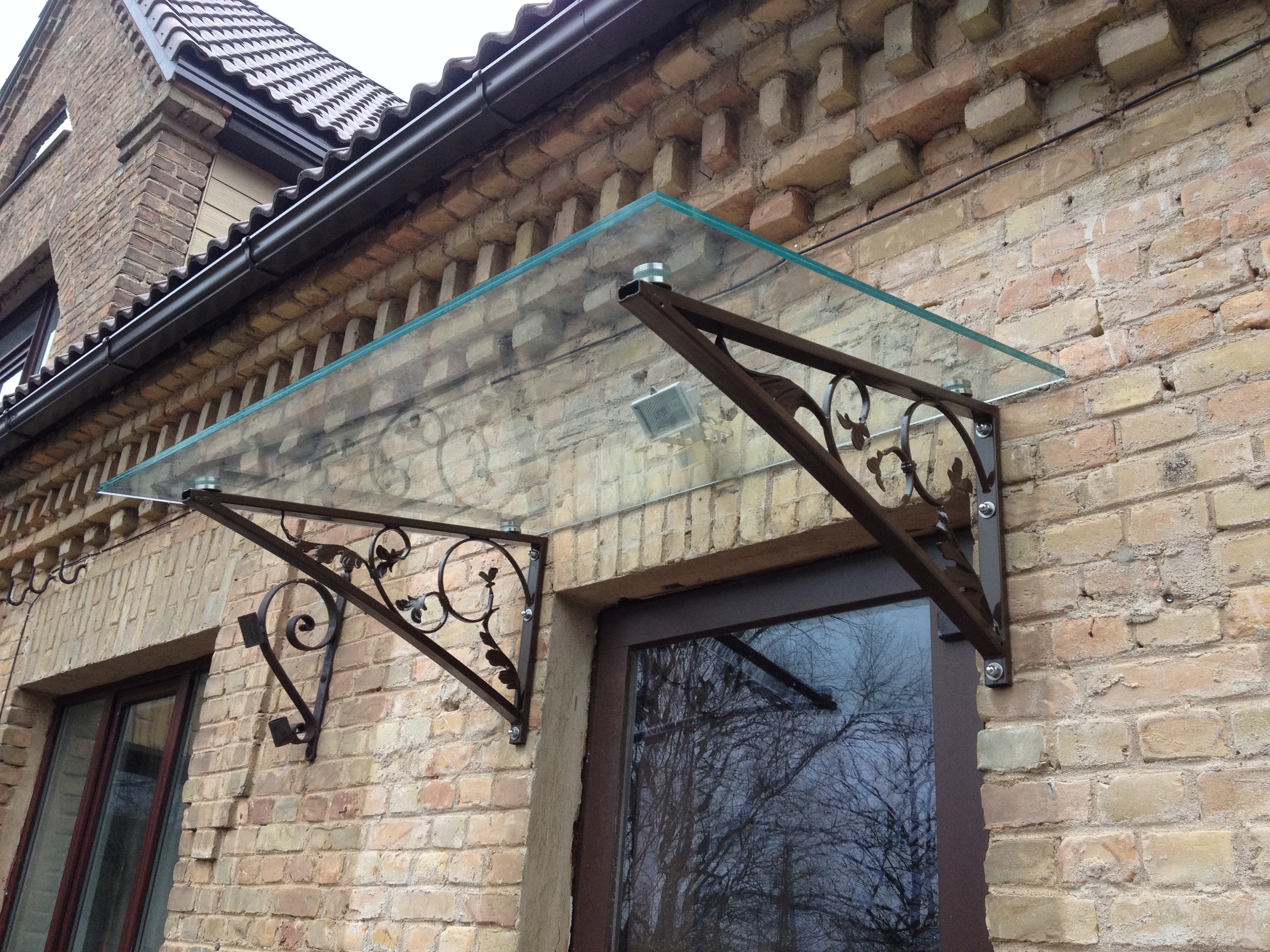 Metala jumtins ar stiklu