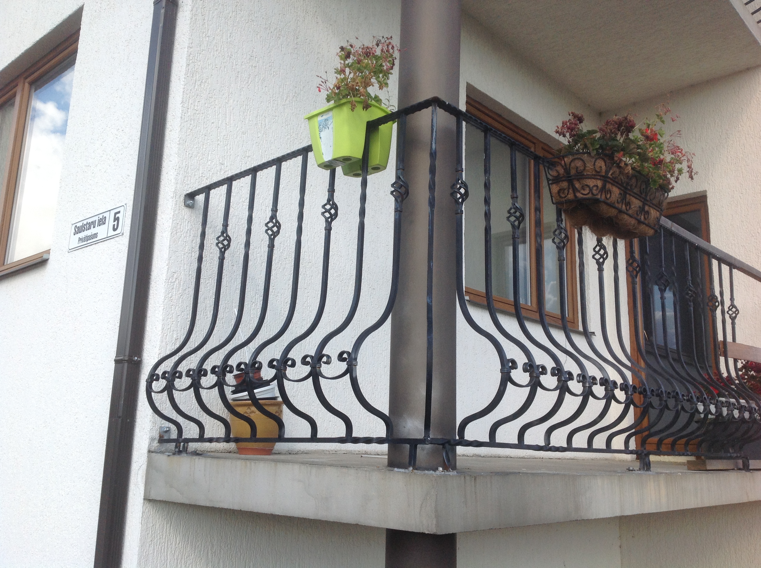 Balkona margas ar pukukastem