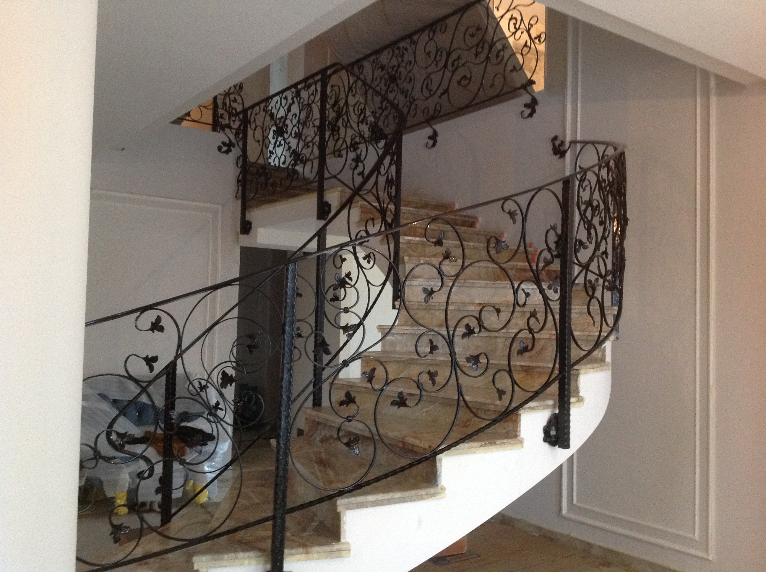 Dekorativas melna metala margas