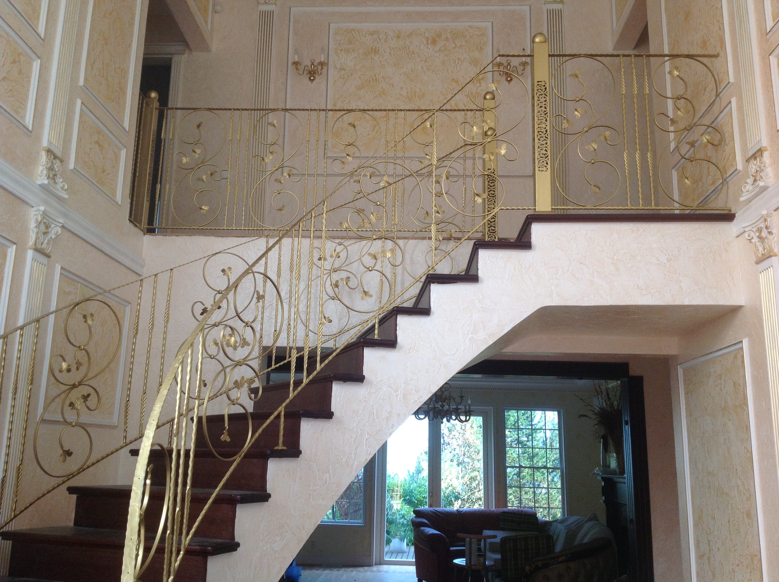 Dekorativas zelta margas