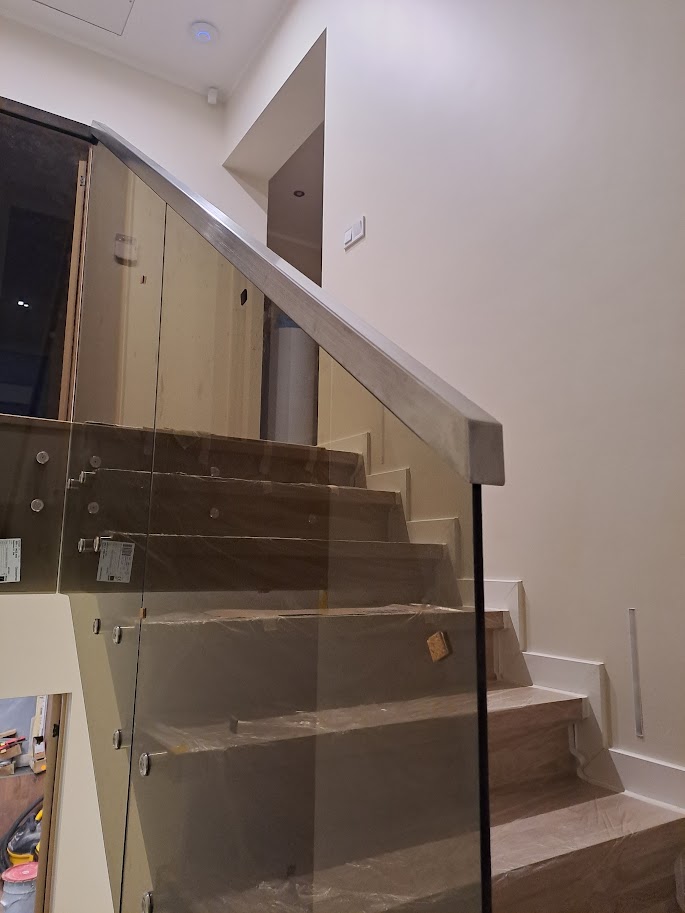 Stikla margas ar koka lenteri