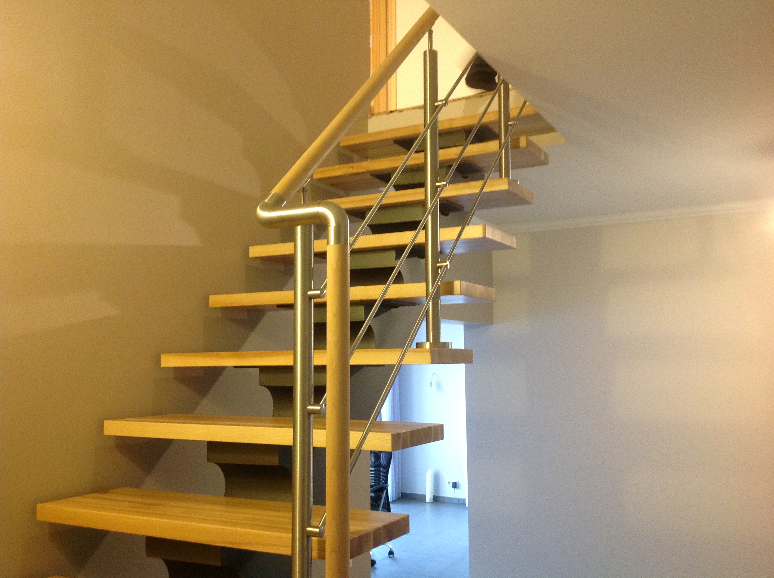 Trepju margas ar koka lenteri